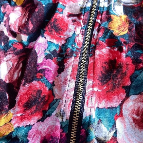 G21 floral peplum top with full zip back - Picture 3 of 4